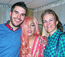 Lady Gaga, entre Alfonso y su madre.