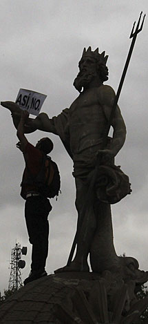 Manifestante en la fuente. | K. R. / Efe