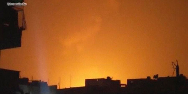 El cielo de Damasco, iluminado por las explosiones en una grabación de vídeo. | Reuters