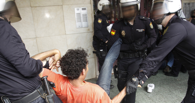 Uno de los dos detenidos este martes en el desahucio de Alicante. | R.Pérez