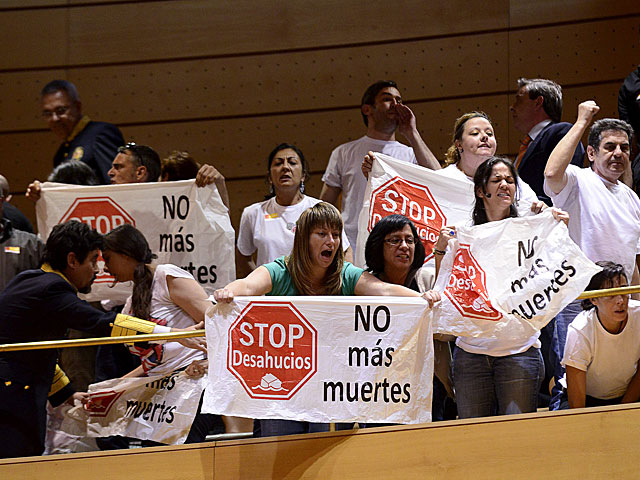 El PP saca en solitario la ley hipotecaria entre la protesta de los afectados