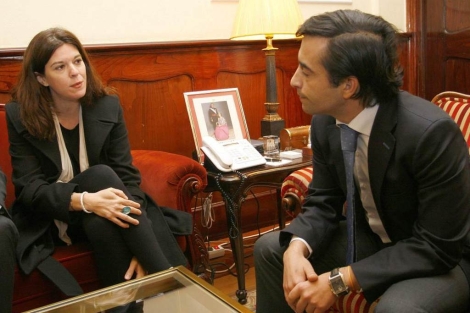 El alcalde de Ferrol, José Manuel Rey Varela (d), conversa con la periodista Mónica García Prieto. | Efe El alcalde de Ferrol, José Manuel Rey Varela (d), conversa con la periodista Mónica García Prieto. | Efe