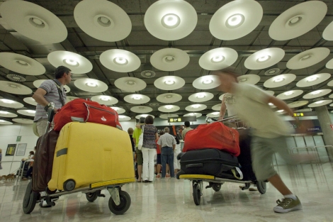 Viajeros en el aeropuerto de Barajas. | Gonzalo Arroyo