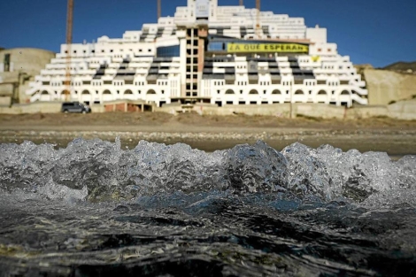 Aspecto actual del hotel ilegal de la playa de El Algarrobico (Almería). | Pedro Armestre Aspecto actual del hotel ilegal de la playa de El Algarrobico (Almería). | Pedro Armestre