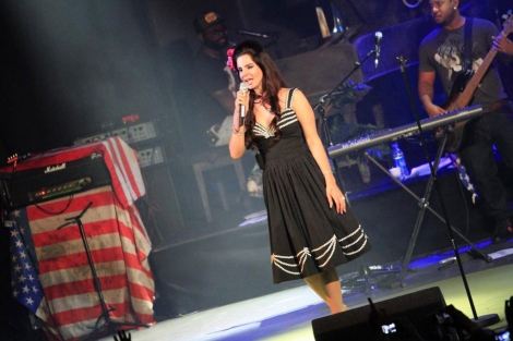 La cantante durante su actuación anoche en La Riviera. | Efe La cantante durante su actuación anoche en La Riviera. | Efe