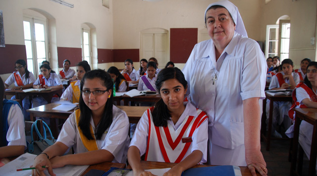 La monja Pilar, con las alumnas del colegio Jesús y María, de Lahore. | M. B.
