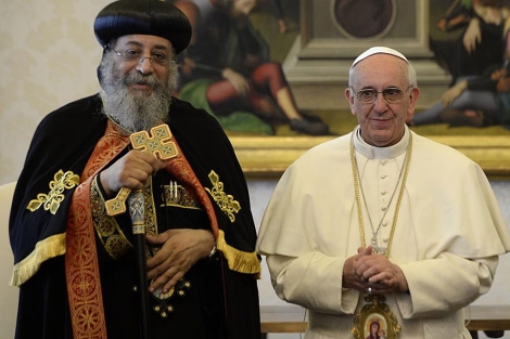 Teodoro II, junto al Papa Francisco, en el Vaticano.| Afp