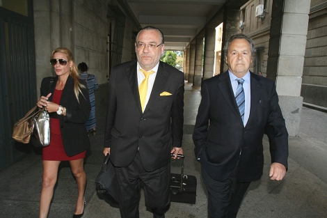 Tomás Pérez-Sauquillo (a la derecha) llega acompañado por su abogado. | Carlos Márquez