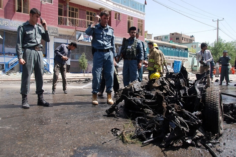 La policía afgana, en el lugar del atentado en Kabul. | M. Bernabé La policía afgana, en el lugar del atentado en Kabul. | M. Bernabé