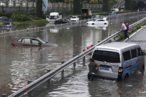Las carreteras se han inundado y han afectado a los coches que circulaban por ellas. | Reuters