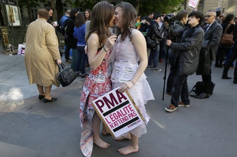 Dos chicas durante una manifestación a favor del matrimonio homosexual. | Afp