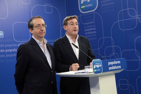 Los diputados del PP Rafael Salas y Rafael Carmona, en rueda de prensa. | Jesús Morón
