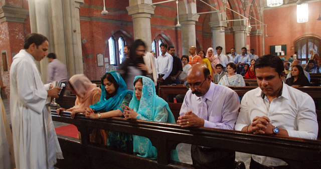 Pakistaníes, en la misa del domingo en la iglesia de la Resurrección en Lahore. | M. B. Pakistaníes, en la misa del domingo en la iglesia de la Resurrección en Lahore. | M. B.