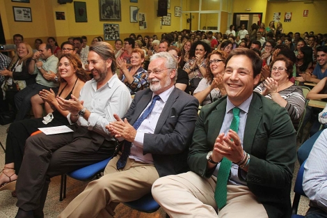 Maeztu (centro), en un acto celebrado este jueves en el instituto del Polígono Sur. | Carlos Márquez