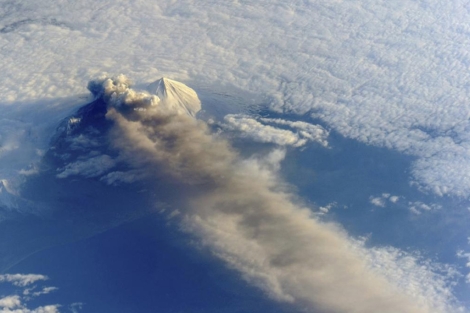 Imagen de la erupción del volcán Pavlof tomada desde la ISS. | NASA
