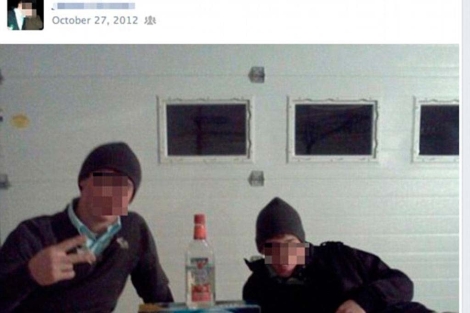 Dos jóvenes Amish junto a varias cajas de alcohol. VEA MÁS IMÁGENES Dos jóvenes Amish junto a varias cajas de alcohol. VEA MÁS IMÁGENES