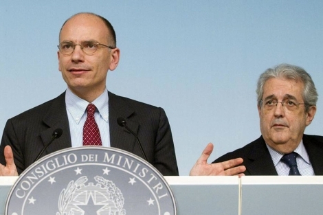 Enrico Letta con el ministro de Economía italiano, Fabrizio Saccomanni, en Roma. | Efe