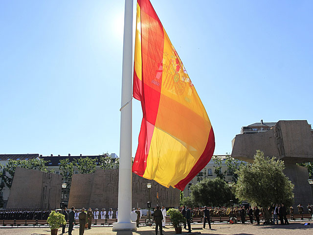 Izado de bandera en la Plaza de Colón de Madrid, uno de los actos de hoy. | Víctor Lerena / Efe