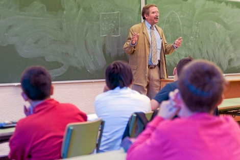 Un profesor da clase en un colegio de Madrid. | Gonzalo Arroyo Un profesor da clase en un colegio de Madrid. | Gonzalo Arroyo