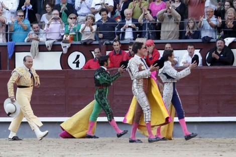 La cuadrilla de Castaño da la vuelta al ruedo. | Sergio Enríquez