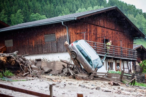 Una casa rodeada por el lodo en Hoegmoos Taxenbach, Austria. | Efe