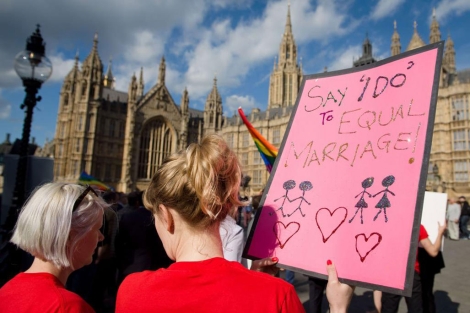 Dos defensoras del matrimonio homosexual frente al Parlamento británico.| Afp