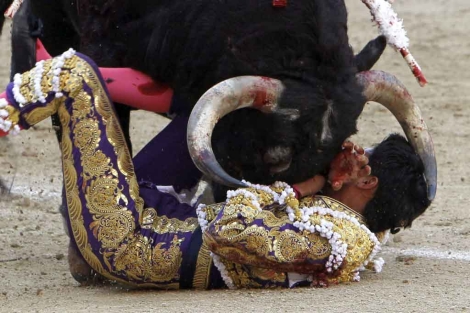 Cogida de Sergio Flores. | Efe