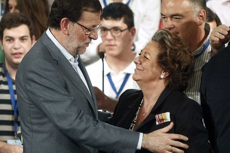 Mariano Rajoy, con Rita Barberá. | Foto: Efe / D. Castelló.