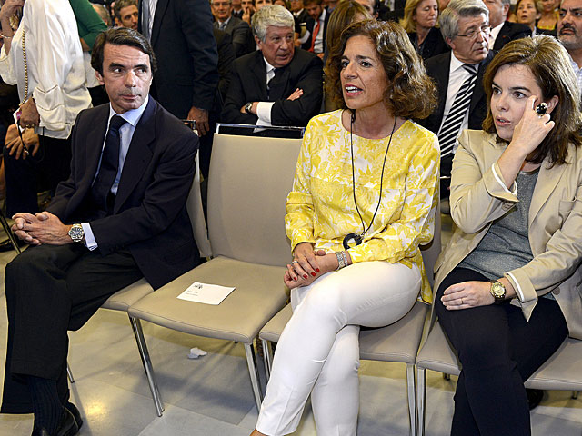 José María Aznar observa a su mujer Ana Botella y a la vicepresidenta del Gobierno. | Alberto Cuéllar