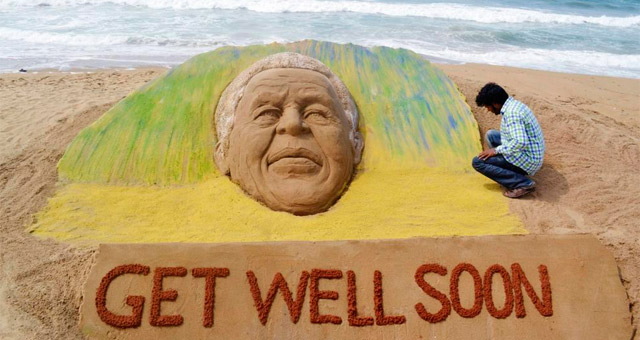 Un artista sudafricano pide la recuperación de Mandela en un monumento en la playa. | Reuters