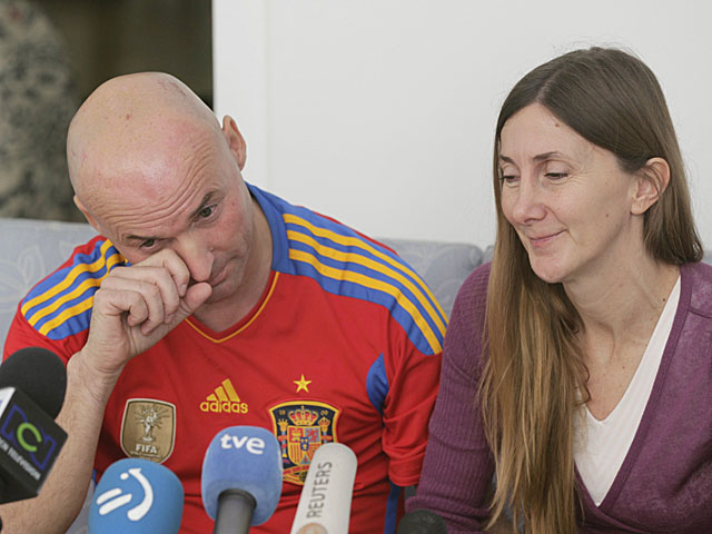 Ángel Fernández y Conchi Marlaska atienden a los medios en Bogotá. | José Miguel Gómez / Reuters