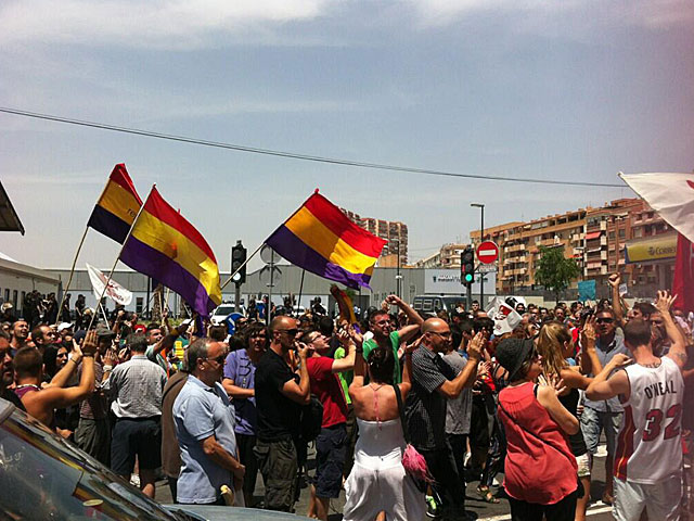 Protesta frente a la estación del AVE en Alicante. | Esther López Barceló