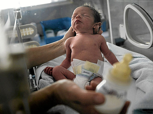 Un recién nacido en el hospital San Francisco de Borja de Gandía. | Rubén Francés / Efe