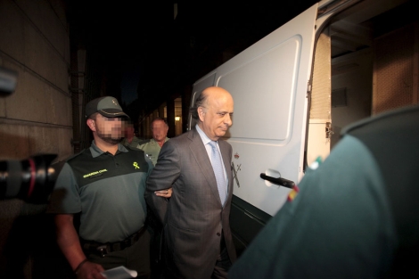 González Mata se aproxima al furgón que lo llevaría este martes a la cárcel. | Jesús Morón