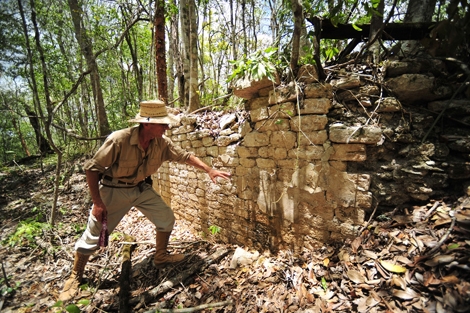 El arqueólogo Ivan Sprajc en el yacimiento. | INAH
