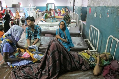 Pacientes esperan en el hospital Maharaja Yashwantrao de Indore (India). | David Jiménez