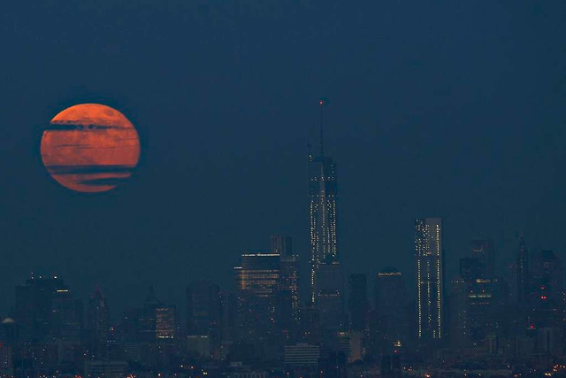 'Super Luna' llena en el cielo de Manhattan, el pasado domingo. | Efe