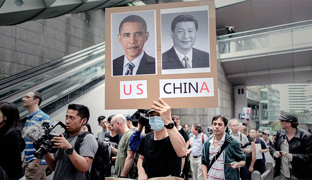Protesta frente a la embajada de EEUU en Hong Kong por el 'caso Snowden'. | Afp