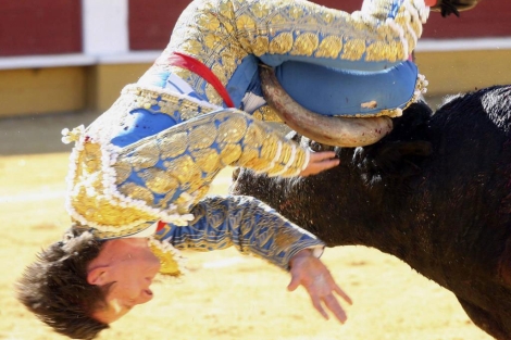 Diego Urdiales, cogido al entrar a matar su primer toro en Soria. | Efe