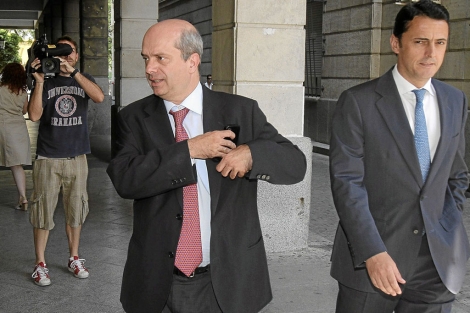 Carlos Leal (izqda) a su llegada a los juzgados. | C. Márquez
