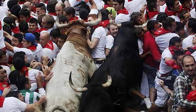 Espectaculares imágenes del tapón que se ha formado a la entrada de la plaza de toros de Pamplona. | Reuters