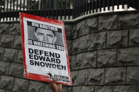 Protestas en apoyo a Snowden en el consulado estadounidense en Hong Kong. | Reuters