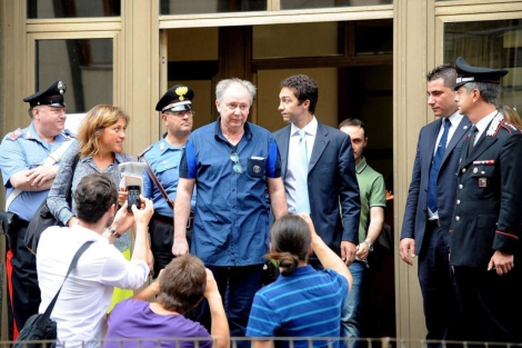 El presentador italiano, Lele Mora, a la salida del juzgado.| Efe