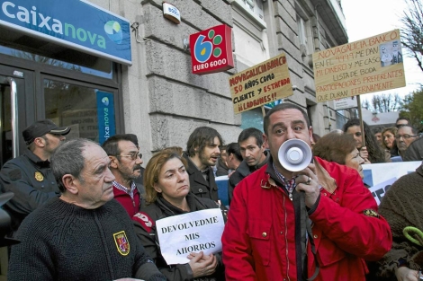 Manifestación de afectados frente a una sucursal de NCG Banco en Vigo | Efe