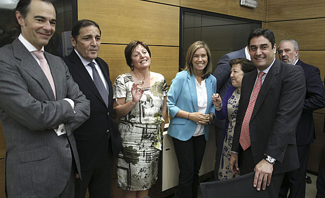 La ministra Ana Mato en el Consejo Interterritorial de hoy acompañada por algunos consejeros autonómicas. | Paco Campos/ Efe