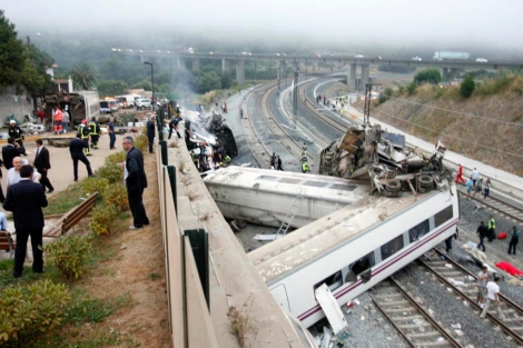 Dos de los vagones del tren accidentado en Santiago de Compostela. | Reuters