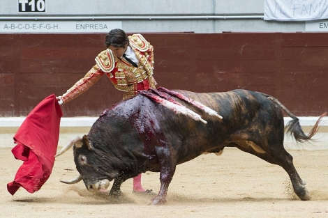 Sebastián Castella da un pase a su primer toro.| Efe