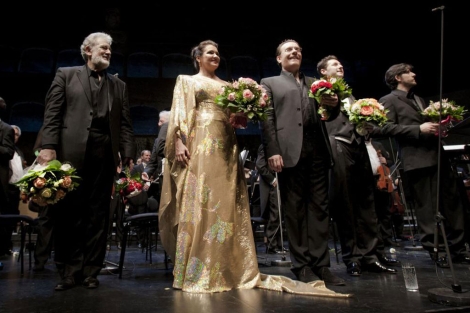 Plácido Domingo con el elenco de Juana de Arco.| El Mundo