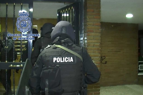 Agentes de policía irrumpen en uno de los edificios.