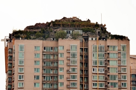 Mansión construida en la azotea de un edificio en Pekín. | Afp